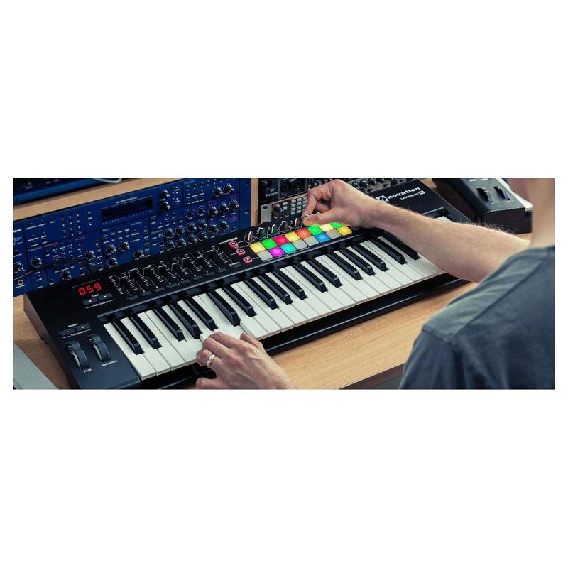 Controlador Midi Novation Launchkey 49 MK2 com 49 Teclas